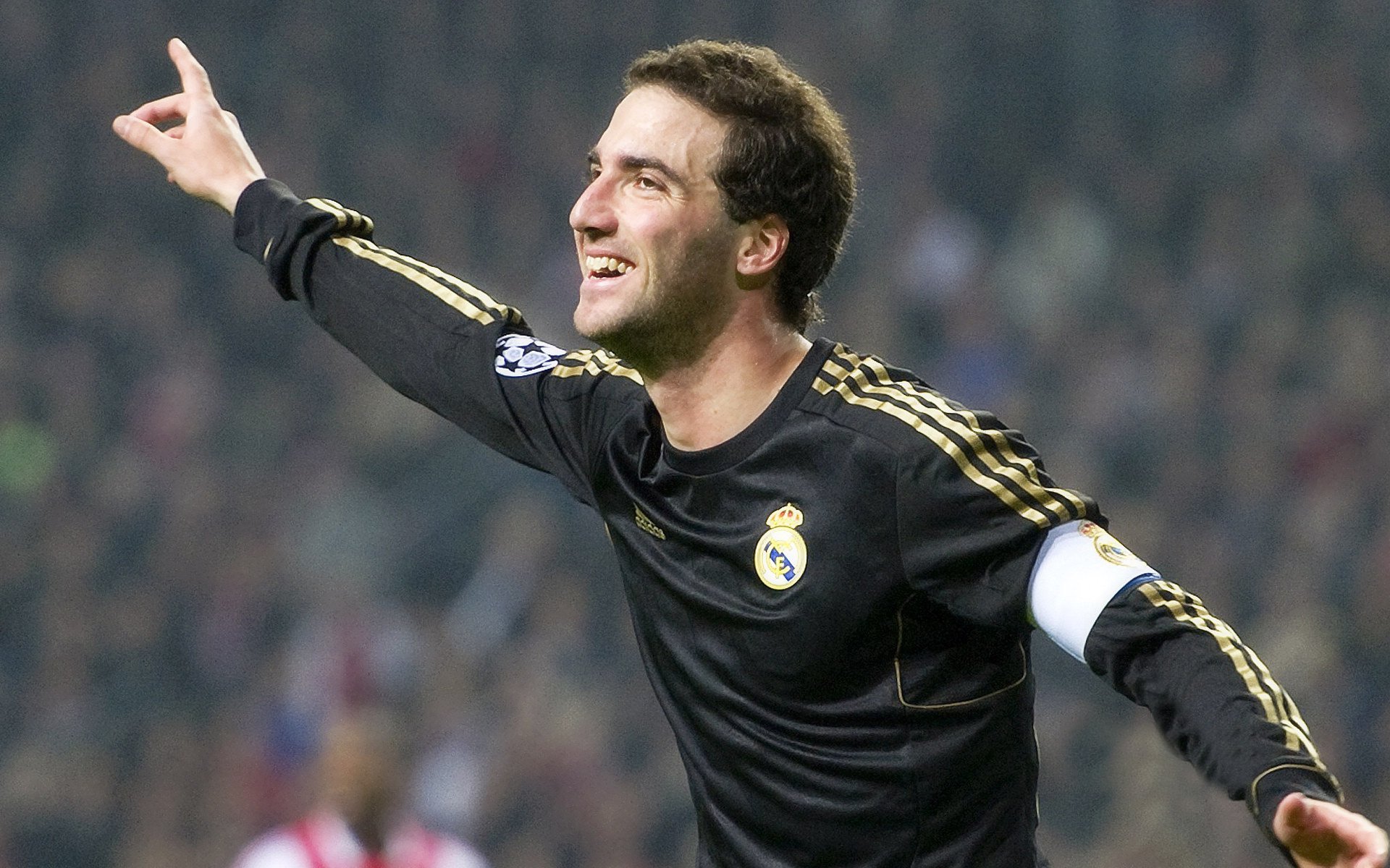 冲刺、集结与告别，绿茵场与硬木地板上永不熄灭的竞技之火，绿茵与硬木之上，那不灭的竞技之火